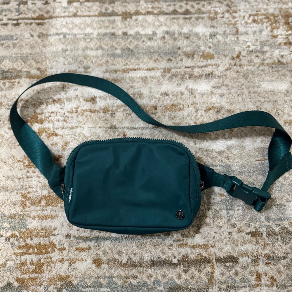 Lululemon Forest green belt bag